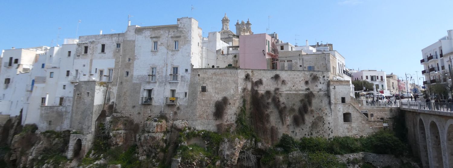 Polignano a Mare, die Stadt auf dem durchlöcherten Kalkfelsen